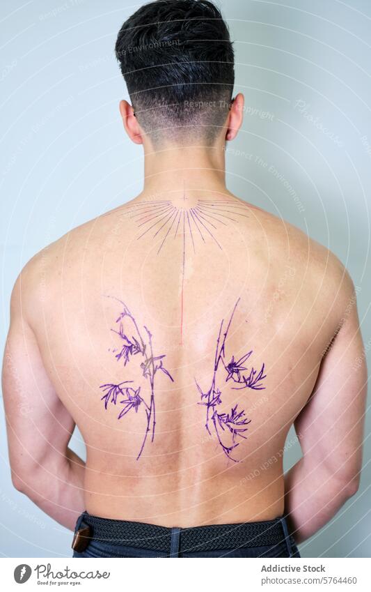 Vorbereitung einer Rückentätowierung bei einem unkenntlichen männlichen Kunden Tattoo Grundriss Tusche Atelier Kunstwerk Körperkunst Design Zeichnung Haut
