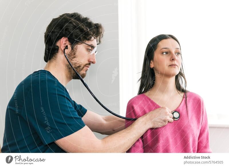 Ein konzentrierter Arzt untersucht eine Patientin mit dem Stethoskop, ein Routinevorgang bei einer gründlichen medizinischen Untersuchung Prüfung geduldig Frau