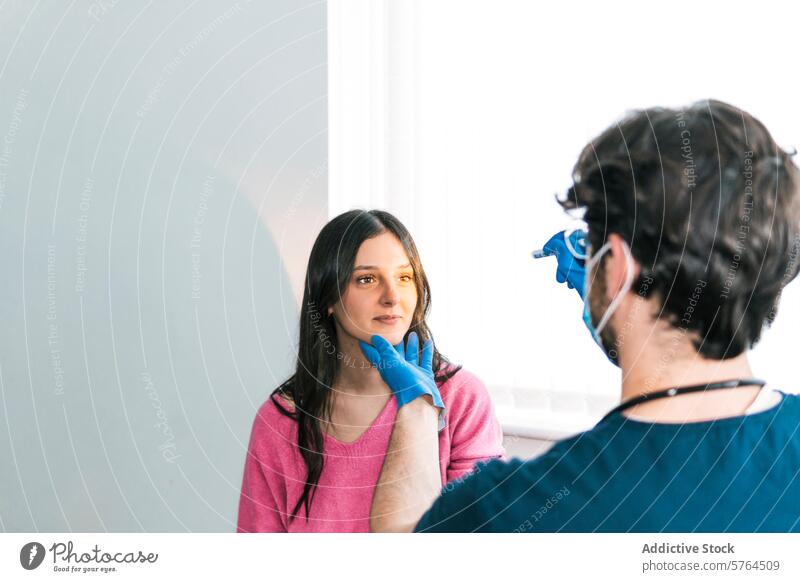 Ein Mediziner mit Handschuhen tastet den Hals eines Patienten ab, um bei einer Routineuntersuchung geschwollene Lymphknoten festzustellen Arzt Überprüfung