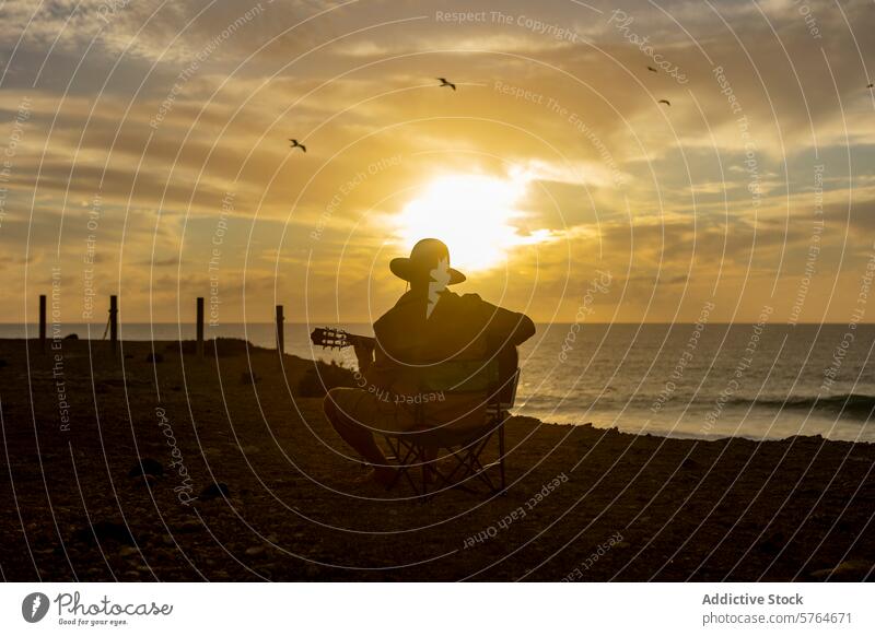 Serenade bei Sonnenuntergang: Ein nomadischer Musiker findet Inspiration am Meer Silhouette Gitarre MEER nomadisierend kreativ Lifestyle Mann Horizont