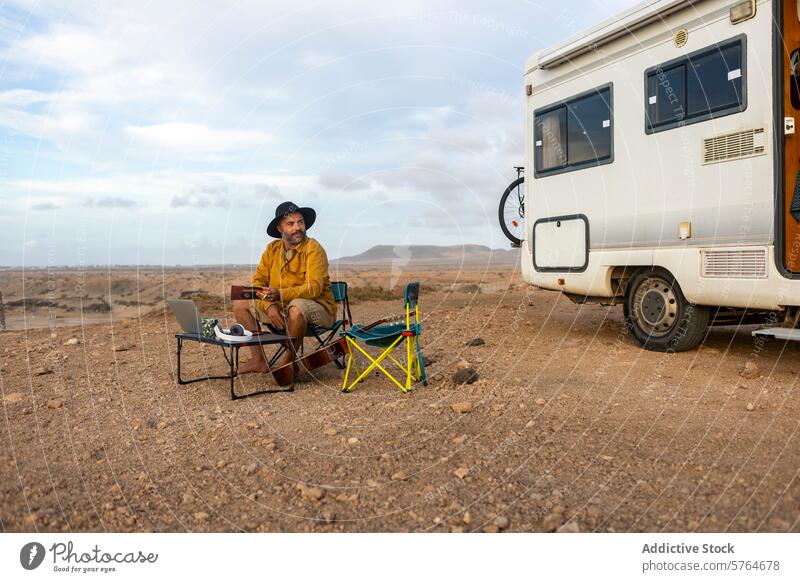 Nomadischer Musiker schafft außerhalb seines Wohnmobils Mann Nomade wüst Composing Laptop reisen Lifestyle Gelassenheit Landschaft Kreativität Inspiration