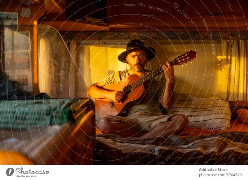 Nomadenmusiker komponiert im Wohnmobil bei Sonnenuntergang Musiker Mann klassische Gitarre Inspiration MEER nomadisierend Lifestyle Composing reisen Kreativität