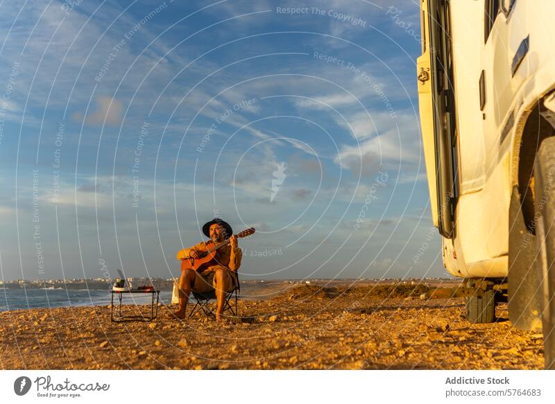 Nomadenmusiker komponiert bei Sonnenuntergang am Meer Musiker Gitarre Mann Wohnmobil MEER Inspiration nomadisierend Composing Seeküste reisen Lifestyle