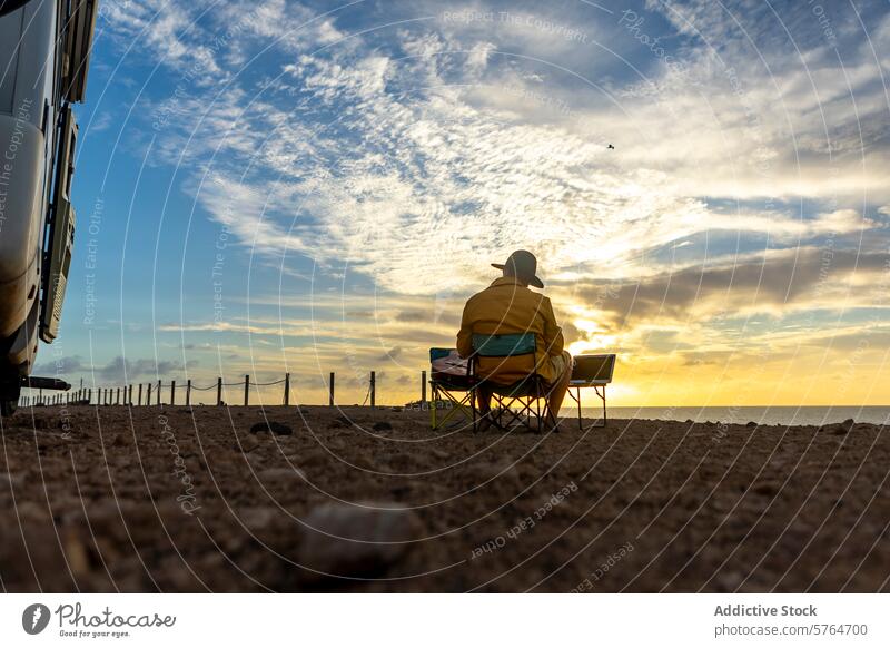 Nomadischer Musiker komponiert am Meer bei Sonnenuntergang nomadisierend MEER Composing Inspiration Wohnmobil Laptop Mann Küstenstreifen reisen Lifestyle