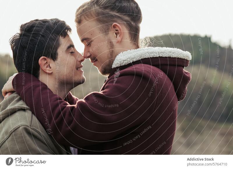 Zwei Männer umarmen sich freudig, ihre Gesichter liegen eng beieinander und ihr Lächeln zeugt von tiefer Verbundenheit und Glück in ihrer Beziehung Umarmen