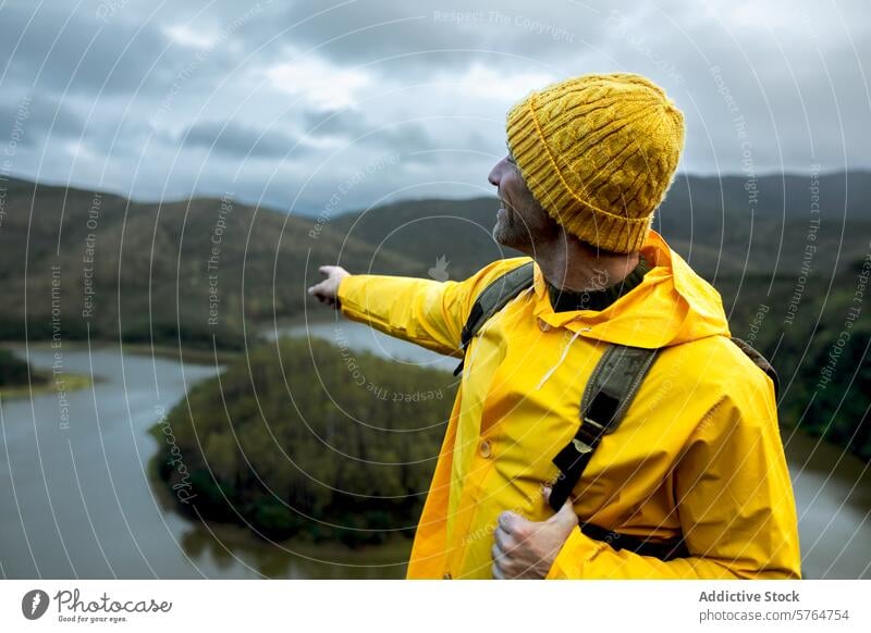 Erkundung der Winterlandschaft an einer Flussschlange Abenteurer gelb Jacke Beanie Mann Tal Landschaft im Freien reisen Natur Fernweh Punkt männlich kalt