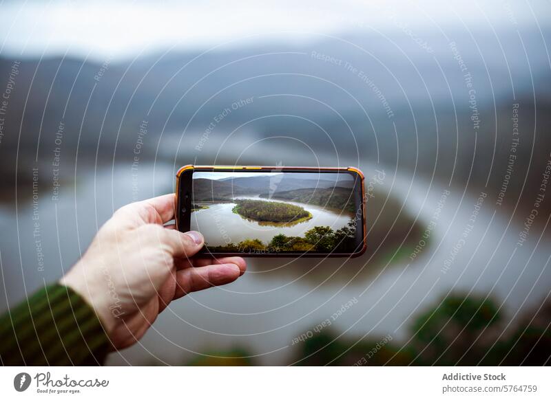 Mit dem Smartphone einen Flussmäander im Winter einfangen Irrfahrt Nebel Hand Landschaft bedeckt Bildschirm Bäume Fotografie Natur im Freien malerisch ruhig