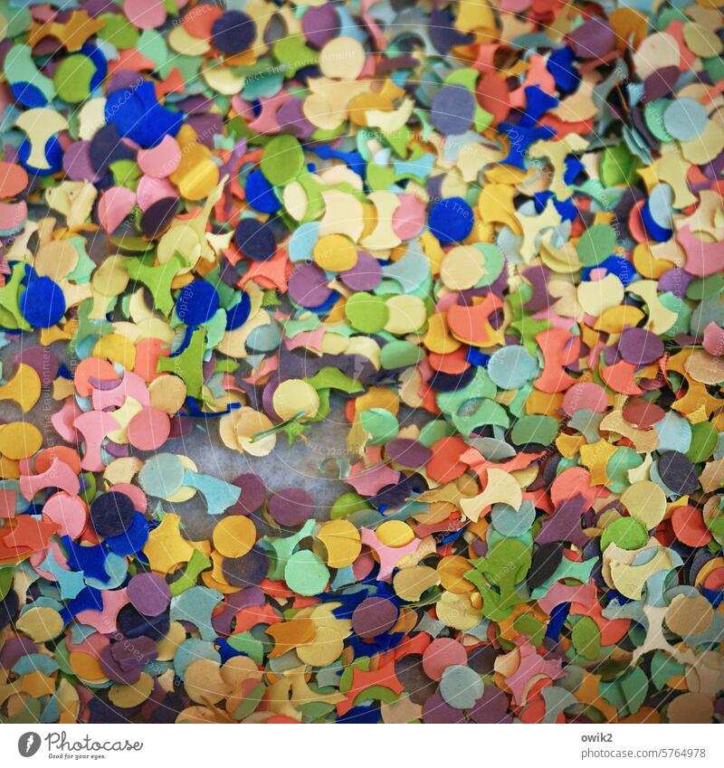Spaßgesellschaft Konfetti bunt viel Menge Masse Papier konfettiregen Detailaufnahme mehrfarbig viele Menschenleer Außenaufnahme Schnipsel Strukturen & Formen