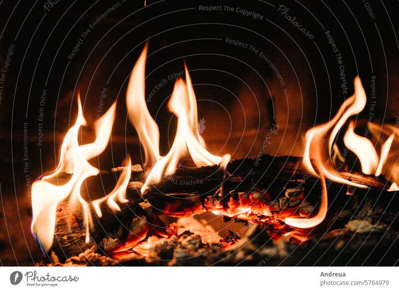 brennendes Schwelfeuer in einem Steinkamin Feuer Holz Brandwunde erwärmen Brandasche Feuerstelle Flamme orange Brennholz Herd Lagerfeuer Entlüftung