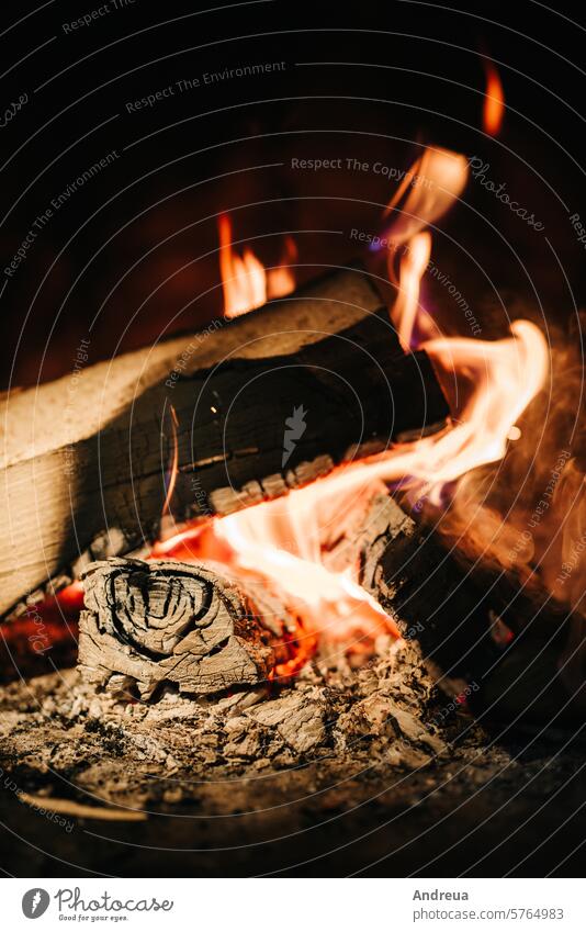 brennendes Schwelfeuer in einem Steinkamin Feuer Holz Brandwunde erwärmen Brandasche Feuerstelle Flamme orange Brennholz Herd Lagerfeuer Entlüftung