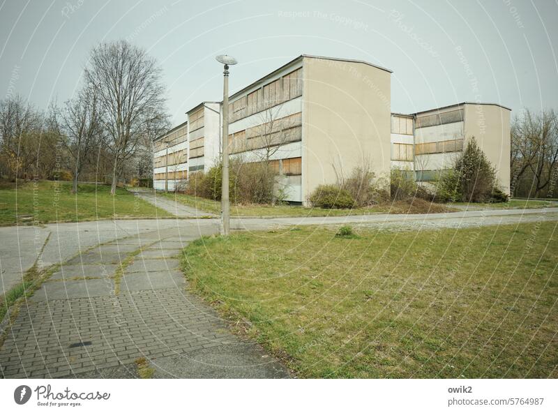 Es hat sich ausgebildet Grundschule verlassen Leerstand Krisenstimmung abweisend DDR-Architektur DDR-Vergangenheit Ostdeutschland Sachsen Plattenbauviertel