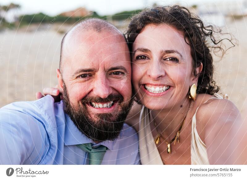 Paar, das ein Selfie am Strand bei Sonnenuntergang macht Liebe Romantik Urlaub MEER Sand Fröhlichkeit Smartphone Fotografie Gedächtnis reisen Feiertag Himmel