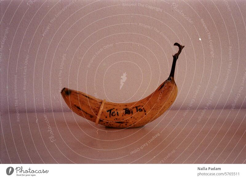 Premierengeschenk gepimpt analog Analogfoto Farbe Farbfoto Obst Banane Kondom Schrift Toi Toi Toi gelb schwarz fleckig gebogen Essen Sexualität Vergänglichkeit