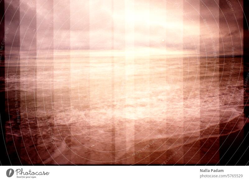 Meer analog Analogfoto Farbe Farbfoto Mehr Wasser bewölkt grau Mehrfachbelichtung düster drückend Ostsee Lübecker Bucht
