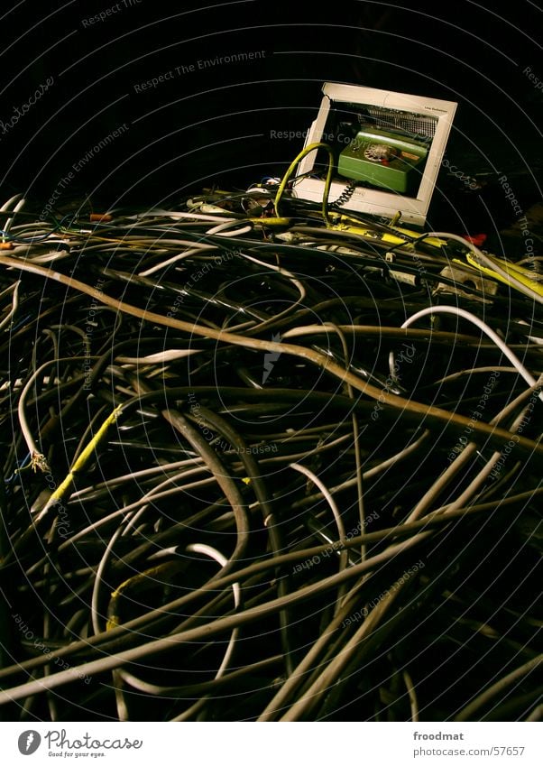 Internettelefonie Telefon Schichtarbeit Staub Verfall Müll Kabelsalat dunkel Nacht Netzwerk lightpainting DDR dreckig