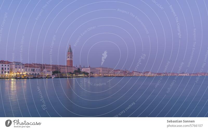 Panoramablick vom Meer auf den Markusplatz und den Dogenpalast während der blauen Stunde, Venedig, Venetien, Italien Stadtbild reisen Architektur Insel