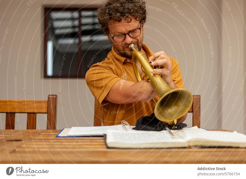 Einarmiger Trompeter beim Üben im Innenhof eines Hauses einarmig Musiker männlich Mann üben heimwärts Hof Kreativität Prozess Tatkraft Instrument Messing