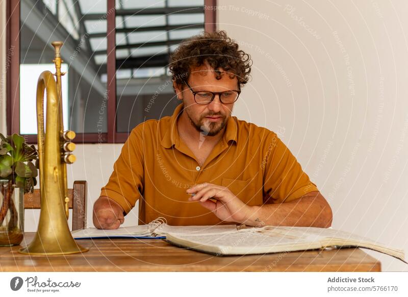 Einarmiger Trompeter, der zu Hause Musik komponiert einarmig Musiker Zusammensetzung kreativ Prozess Mann männlich heimwärts Hof Gedanke Composing Ruhe