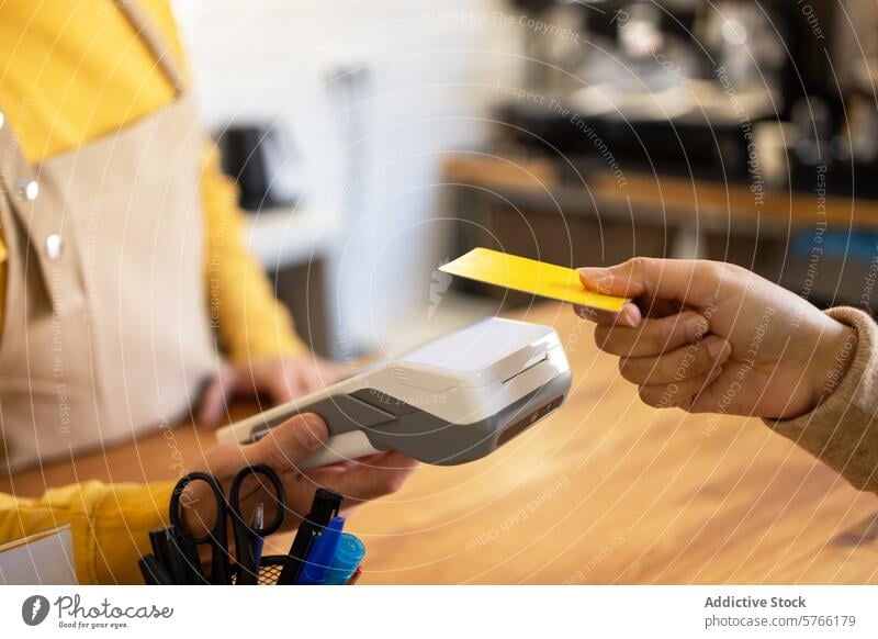 Kontaktlose Kartenzahlung in einem modernen Cafe Zahlung berührungslos Postkarte Kunde Café Terminal Technik & Technologie Komfort Transaktion Ort des Verkaufs