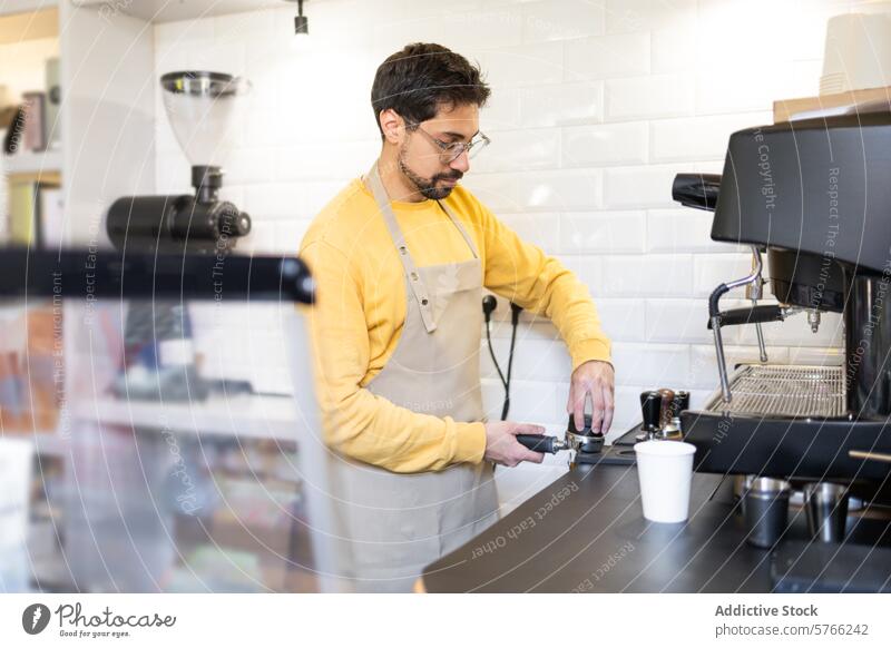 Barista bereitet Kaffee an einer Espressomaschine in einem Café zu Mann Maschine Vorbereitung Getränk trinken Dienst Industrie Gastfreundschaft Arbeiter Job