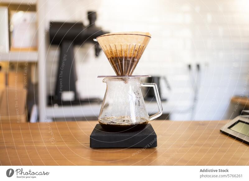 Manuelle Kaffeebrühanlage auf einer Waage in einem Café Karaffe Tropf Filter Skala Brauen manuell Prozess Kaffeehaus Glas digital Boden Bohne Gerät Barista