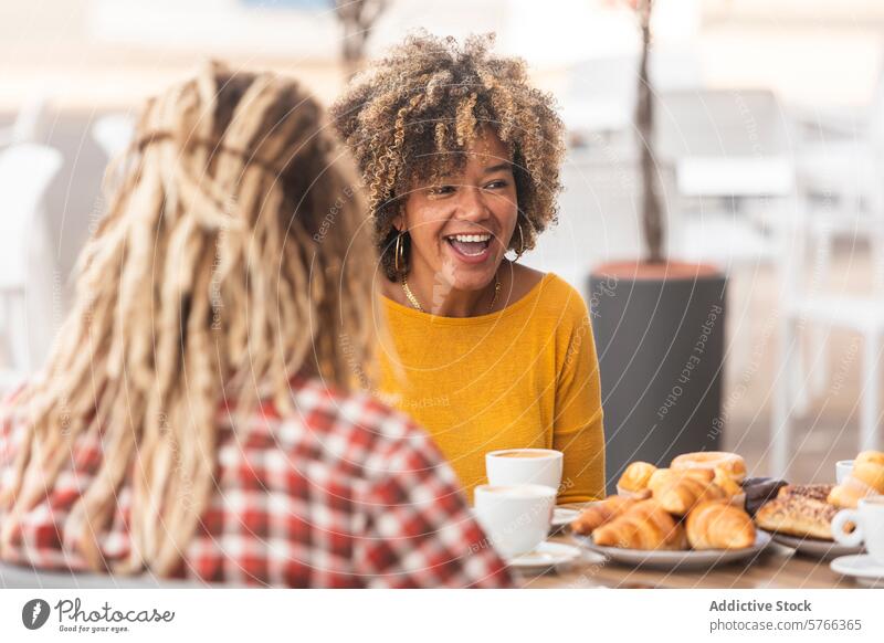 Freunde, die bei Kaffee und Gebäck gemeinsam lachen Freundschaft Café Gespräch Tisch Freude Genuss sozialisierend Freizeit Morgen Frühstück Lächeln