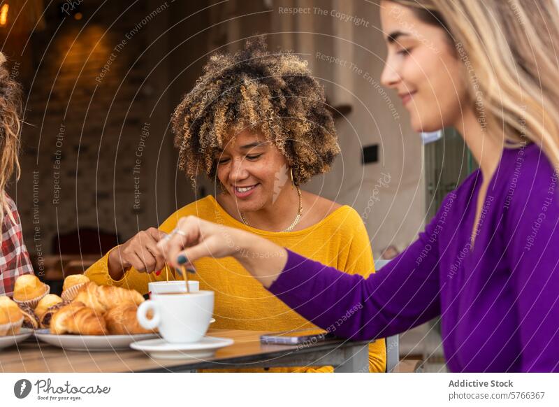 Freunde genießen Kaffee und Gebäck in einem Cafe lachen Teilen gute Zeit gemütlich Einstellung Menschengruppe frisch sozialisieren Bäckerei Tisch lässig Sitzung