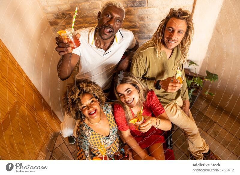 Freunde genießen gemeinsam Getränke in einer gemütlichen Bar Freundschaft trinken Cocktail Zuprosten Vielfalt Glück Lächeln Menschengruppe sozial Sammeln Genuss