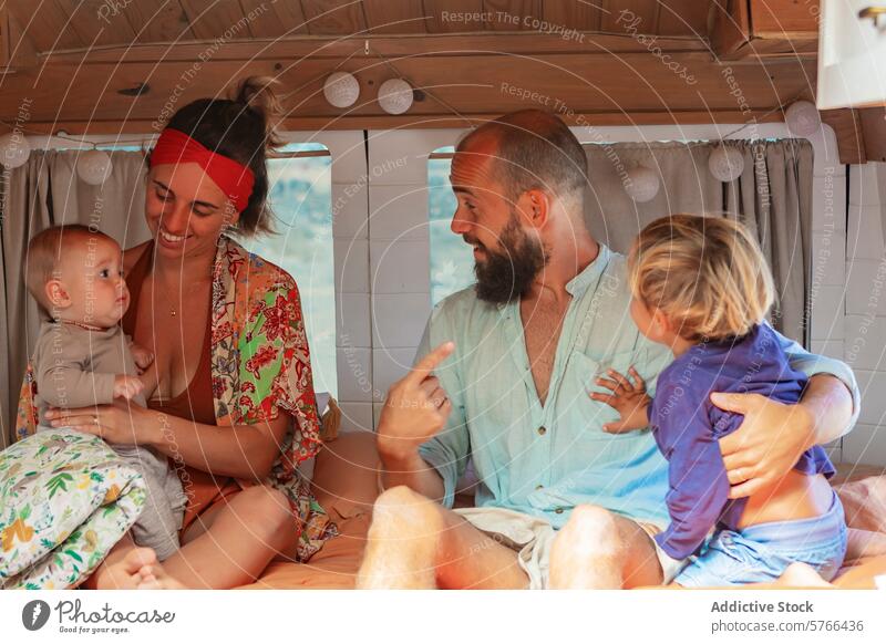 Familie lebt Vollzeit in einem maßgeschneiderten Van mit häuslichen Annehmlichkeiten Van Leben nomadisierend Lifestyle heimwärts Schiffsdeck benutzerdefiniert