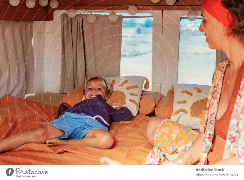 Familie lebt Vollzeit in einem gemütlichen Van Home Kleintransporter heimwärts lebend Lifestyle heimisch Mutter Junge spielerisch umgebauter Lieferwagen