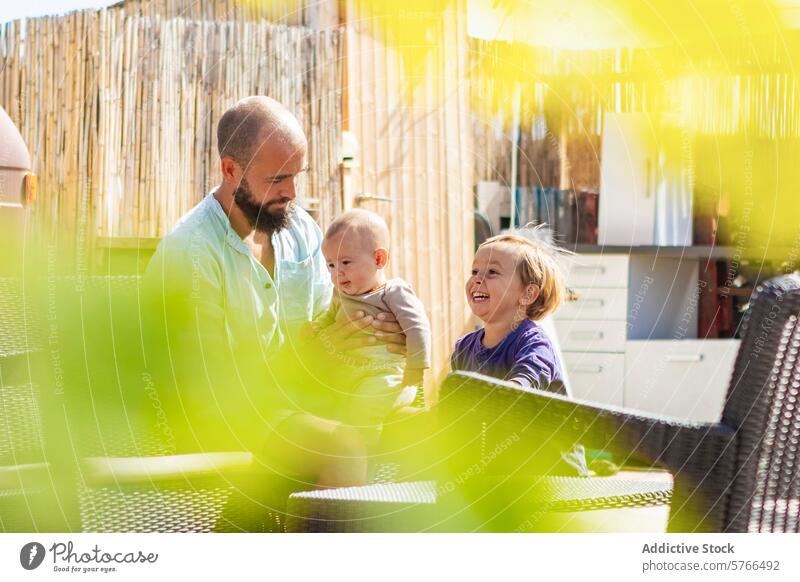 Familienleben in einem Lieferwagen mit selbst angelegtem Garten und Terrasse Kleintransporter Schiffsdeck Sonne im Freien alternatives Leben Fröhlichkeit