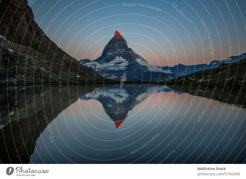 Alpenglühen auf dem Matterhorn, gespiegelt im Riffelsee in der Abenddämmerung Reflexion & Spiegelung Zermatt Schweiz ruhig Gipfel Berge u. Gebirge alpin