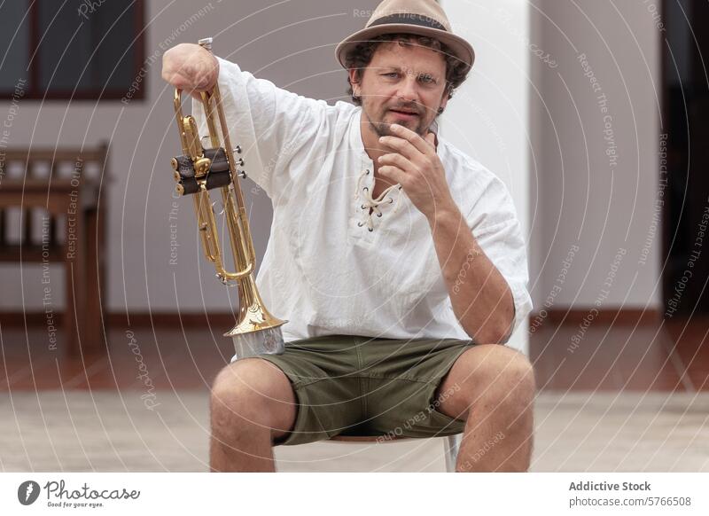 Entschlossener Musiker übt Trompete im Freien Trompeter einarmig üben Tatkraft Leidenschaft lässig Bekleidung Beteiligung Mann Shorts Anpassung Fähigkeit