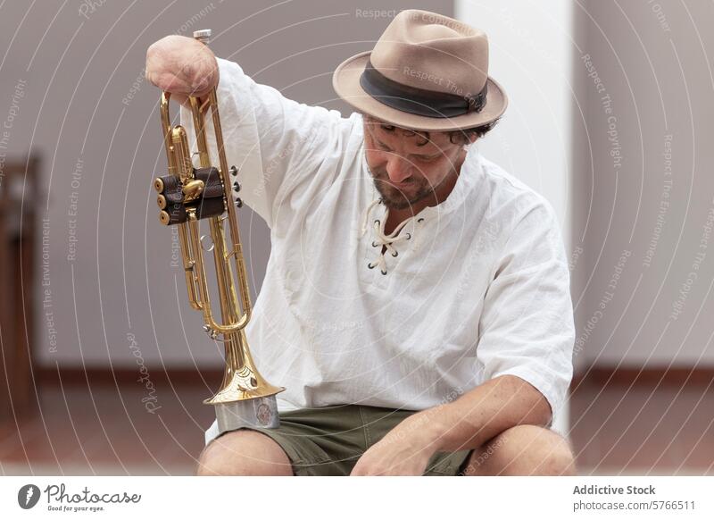 Inspirierender einarmiger Trompeter übt sein Handwerk Musiker üben heimwärts Tatkraft Anpassungsfähigkeit Hut lässig Sitzen Durchhaltevermögen Instrument