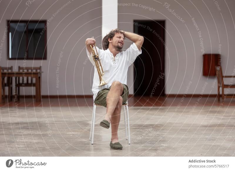 Inspirierender einarmiger Trompeter beim Üben im Freien Hobby Mann praktizieren Belastbarkeit Tatkraft Leidenschaft Musik Instrument gold Stuhl Sitzen Sommer
