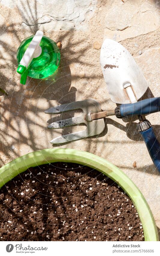 Gartenbedarf auf der Terrasse für die Bepflanzung Gartenarbeit Werkzeuge patio Gießkanne Spaten Handgabel Topf Boden im Freien Hobby Ackerbau Bodenbearbeitung