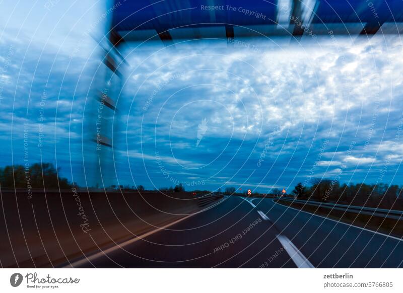 Abends auf der Autobahn abend asphalt auto autobahn bewegung dynamik fahrbahnmarkierung fahren fantasie ferien fortbewegung gerade geschwindigkeit hinweis kante