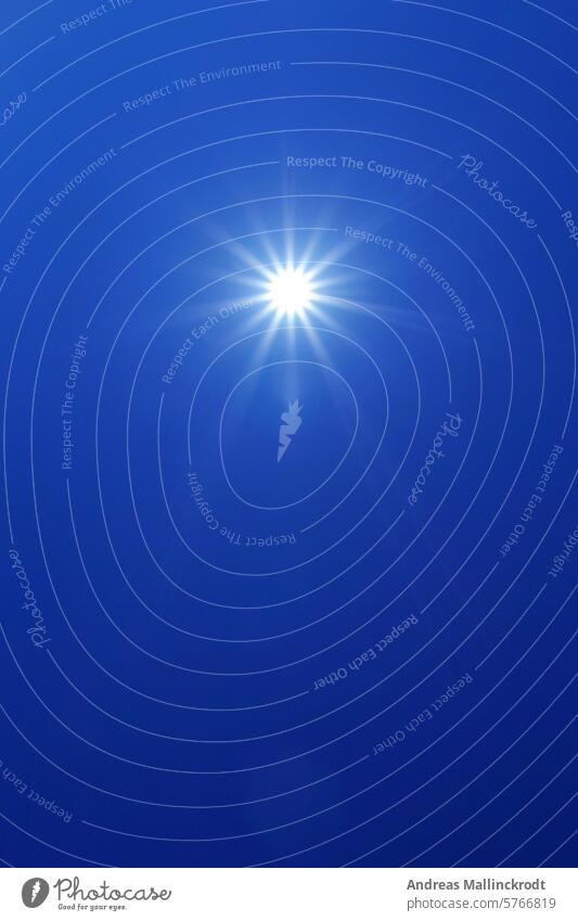 Sonne am dunkelblauen Himmel UV-Strahlung Risiko eines Sonnenbrands Strahlkraft wolkenlos Sonnenschein Sonnenstich Sonnenlicht Blauer Himmel Hitzewelle flammend