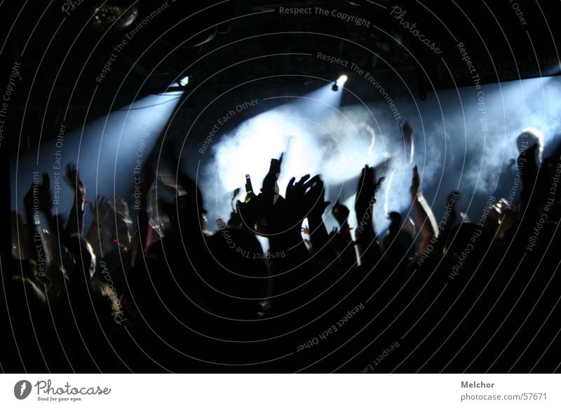Livekonzert Applaus Menschenmenge Hand Party Disco Konzert Stimmung Nacht Begeisterung Schatten discolights Leidenschaft Partystimmung Partygast Scheinwerfer