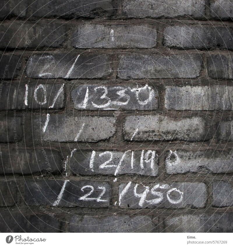 Glückauf! | hinter jeder Zahl eine eigene Welt Mauer Backsteinmauer Ordnungsnummer bedeutung botschaft Markierung Erinnerung zeichen zählung Rätsel