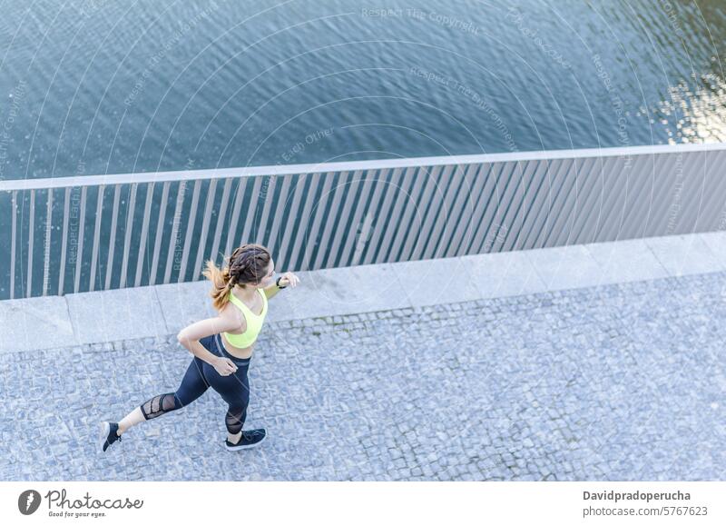 gesunde glückliche Frau Joggen Laufen im Freien Musik hören laufen rennen Fitness strecken Übung jung Kopfhörer Training Gesundheit Sport passen schön Lifestyle