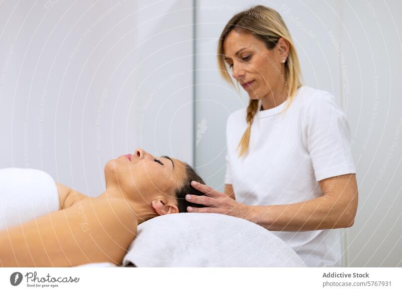 Masseurin bei einer entspannenden Kopfmassage Erwachsener Alternativmedizin Schönheit Körperpflege Pflege Kaukasier kraniofazial Genuss Augen geschlossen