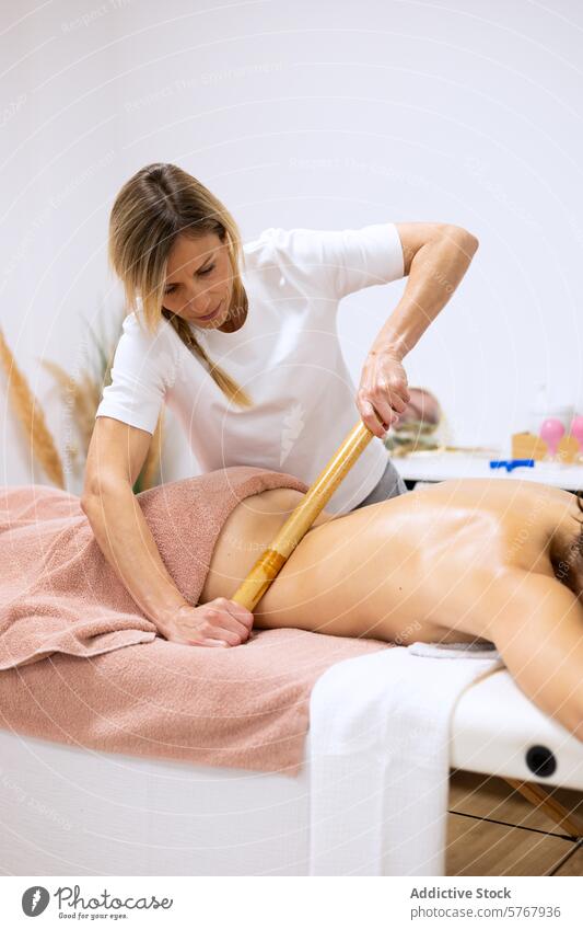Masseurin bei einer entspannenden Massage mit Holztherapietechnik Erwachsener Anti Anti-Cellulite Schönheit Körper Körperpflege Körperteil Pflege Umlauf Klient
