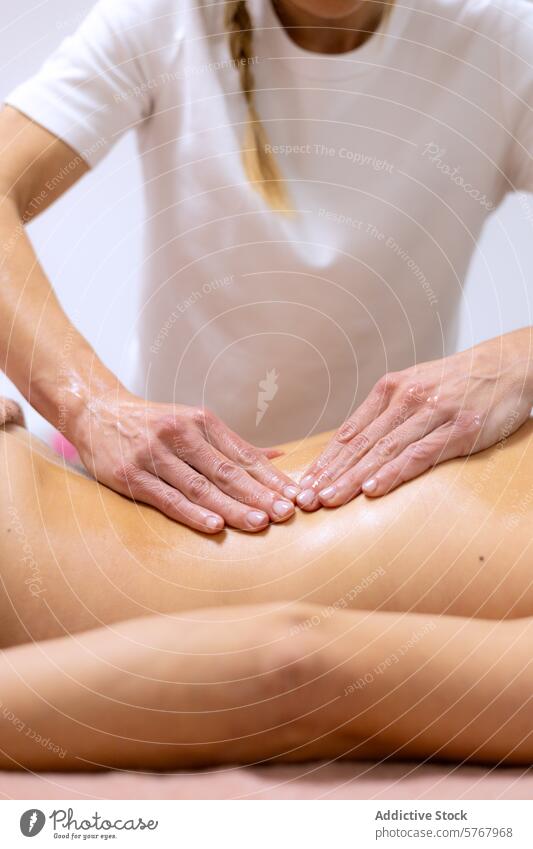 Masseurin bei einer entspannenden und entlastenden Massage Erwachsener anwendend Aromatherapie Rücken Schönheit Körper Körperpflege Windstille Pflege Zentrum