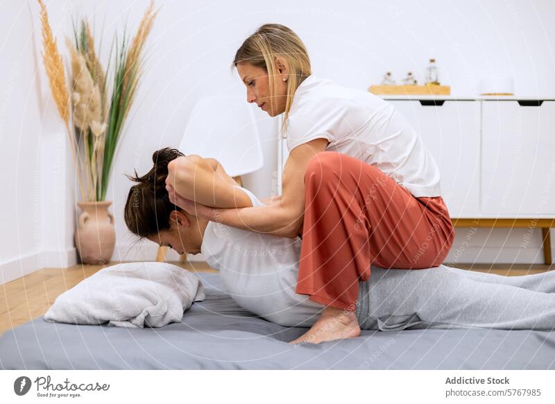 Weibliche Masseurin bei einer entspannenden Thai-Massage Erwachsener Alternativmedizin Asien Rücken Schönheit Körper Körperpflege Pflege Kunde Frau beweglich