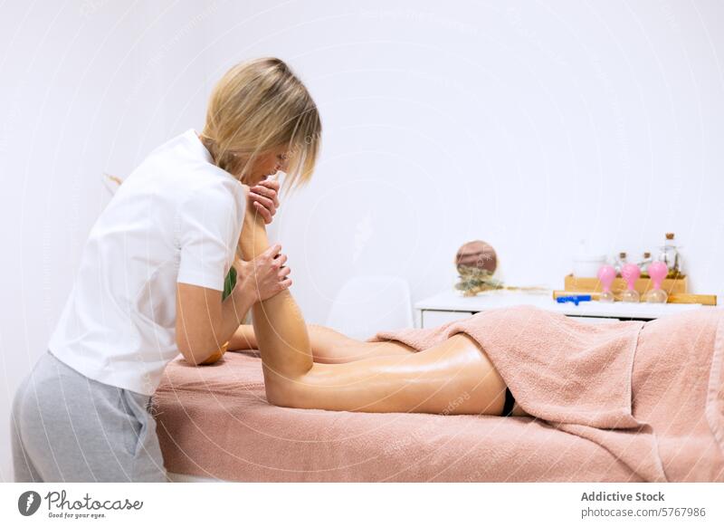 Masseurin bei einer entspannenden und entlastenden Beinmassage Erwachsener Körper Körperpflege Wade Pflege Cellulite Chiropraktik Fuß Frau Mädchen Hand Heilerin
