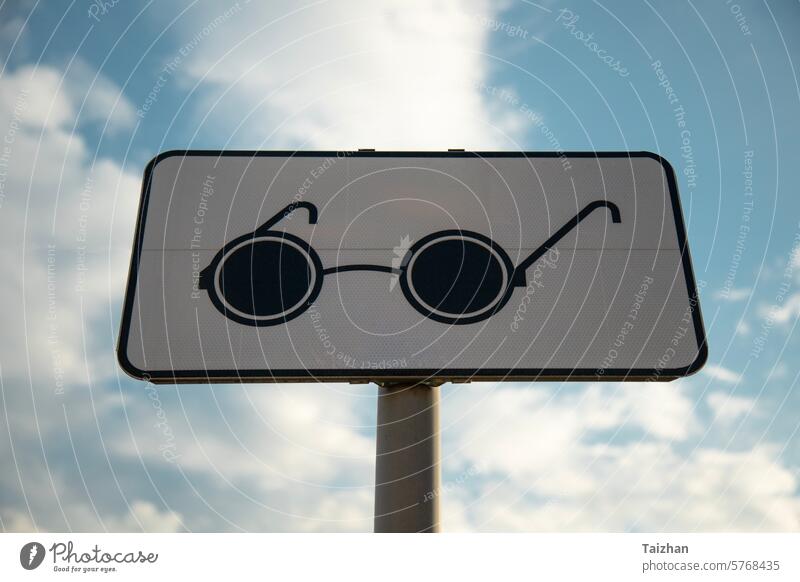 Blinde Fußgänger Verkehrszeichen gegen blauen Himmel Person Information Sicherheit Ermahnung Zebra Straßenschild Vorsicht Gefahr Glas Symbol deaktiviert