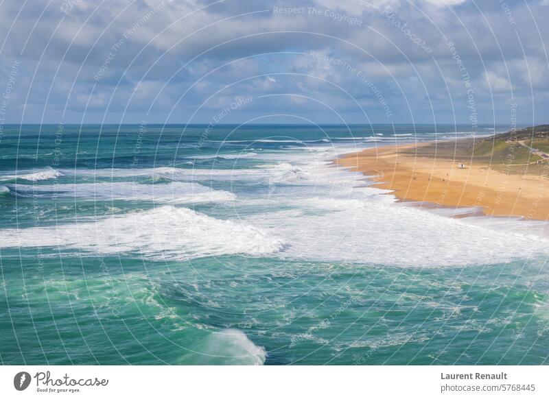 Luftaufnahme des Nordstrands von Nazaré in Portugal Brandung atlantisch Strand Großstadt Küste Ausflugsziel Erkundung Feiertag Reise Landschaft Natur Meer