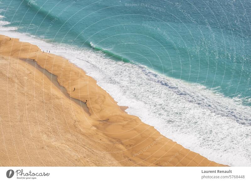 Strand von Nazaré mit Strand und Meer in Nazaré, Portugal Antenne atlantisch Hintergrund blau Küste Küstenlinie bunt Ausflugsziel Feiertag Reise Natur