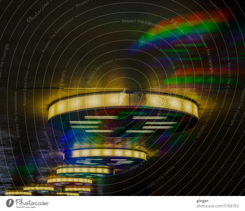 Deckenlichter in Unterführung - Prismen-Fotografie Licht oben Muster Reflektionen farbig bunt abstrakt Strukturen & Formen Menschenleer Farbfoto Wand Mauer